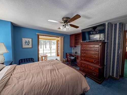 Lakefront Peninsula Retreat w/Private Dock, on Cobbosseecontee Lake, 4 BR