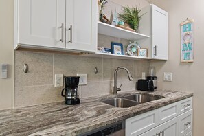 Fridge, microwave, oven, stovetop - 🩴Pool | Walk to Beach | Cozy Townhome | Cross Creek 29D☀️ (Miramar Beach)