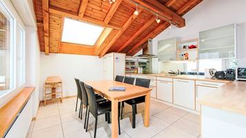 Apartamento, sacada, vista para a montanha | Opções para refeição