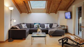 Apartment, Balkon, Bergblick | Wohnbereich