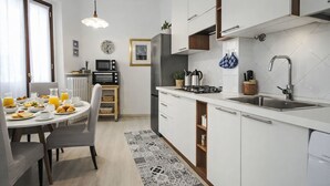 Geladeira, micro-ondas, talheres/pratos/utensílios de cozinha