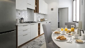 Geladeira, micro-ondas, talheres/pratos/utensílios de cozinha