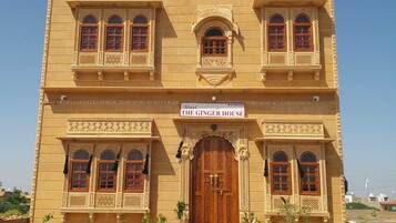 تفاصيل الفندق من الخارج