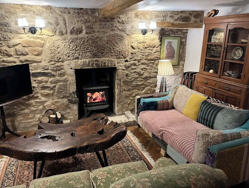 Charming Cotswold cottage with stunning views.