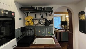 Private kitchen - Charming Cotswold cottage with stunning views. (Stroud)