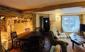 Smart TV - Charming Cotswold cottage with stunning views. (Stroud)