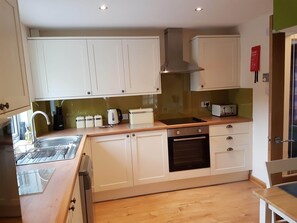 Private kitchen - House on the shores of Loch Shiel in Historic Glenfinnan, Monument and Viaduct (Glenfinnan)