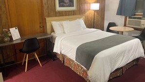 Rom – standard, 1 queensize-seng | Skrivebord, skrivebord for bærbar PC, wi-fi (inkludert) og sengetøy