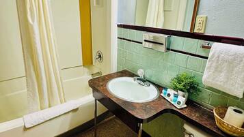 Chambre Standard, 1 très grand lit | Salle de bain | Douche, serviettes fournies