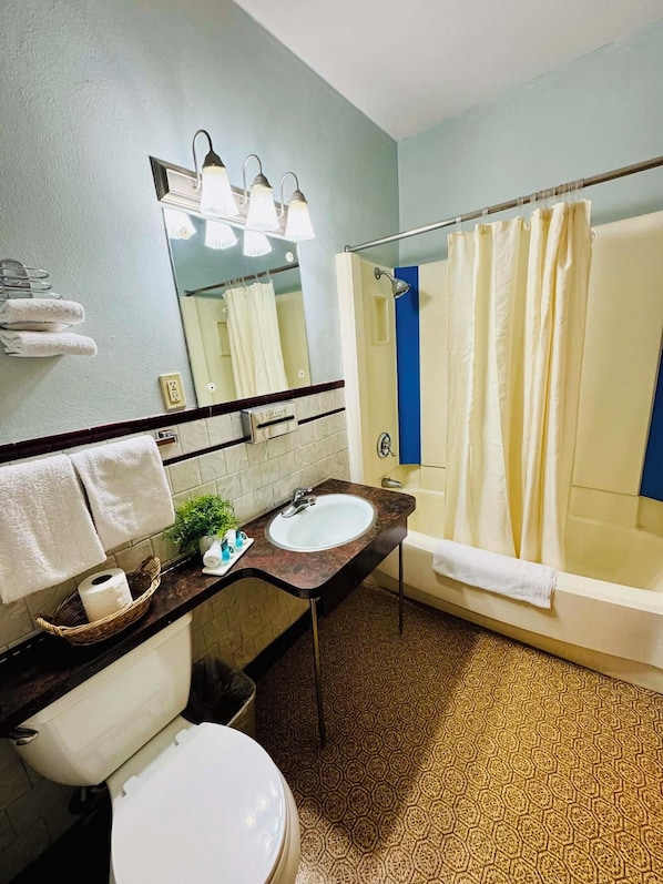 Standard Room, 1 Queen Bed | Bathroom