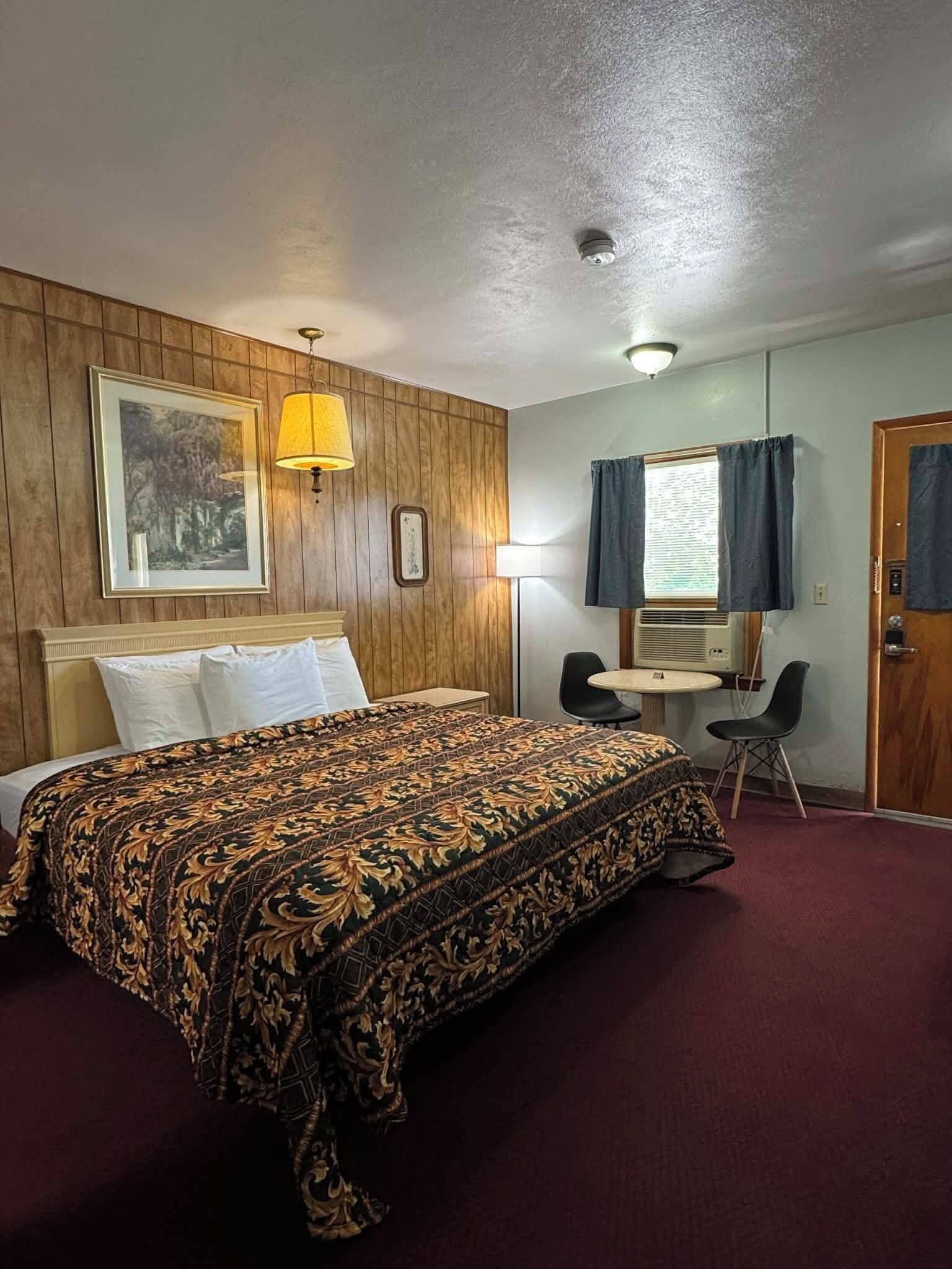 Standard Room, 1 King Bed | Desk, laptop workspace, free WiFi, bed sheets