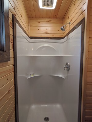 Hair dryer, towels, soap, toilet paper - Mohican Cabin Private Getaway (Perrysville)
