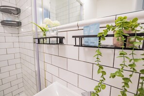 Shower, hair dryer, towels, soap - Modern Studio | Rathmines | Kitchen, WiFi & Washer (Dublin)