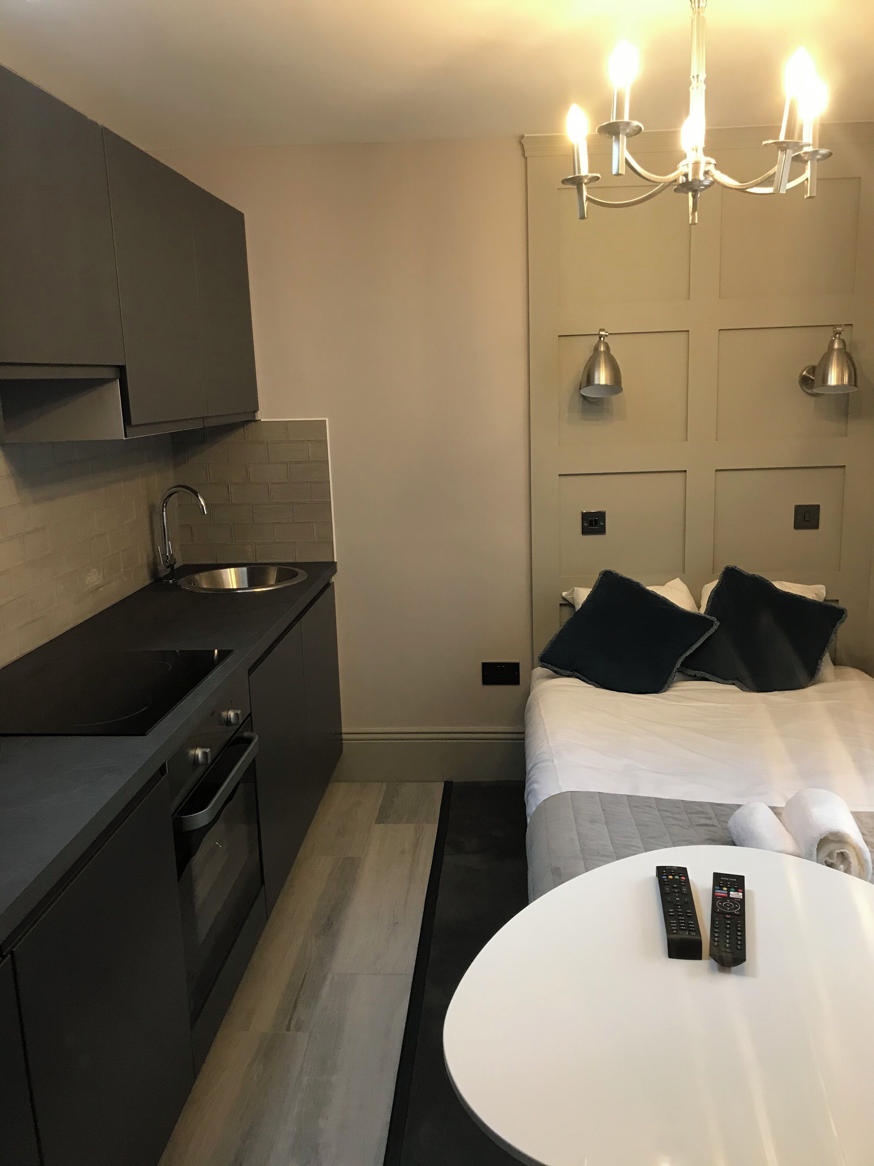 1 habitación, tabla de planchar con plancha y cuna de viaje 