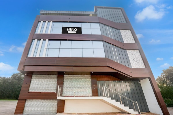 Deluxe Hotel Paradise Peak - Kanpur