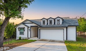 Exterior - Modern 3BR House near Lake Travis Parks (Lago Vista)