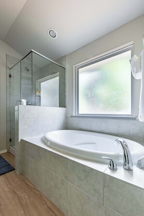 Shower, hair dryer, towels, soap - Modern 3BR House near Lake Travis Parks (Lago Vista)