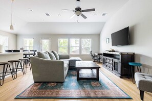 Smart TV, offices - Modern 3BR House near Lake Travis Parks (Lago Vista)