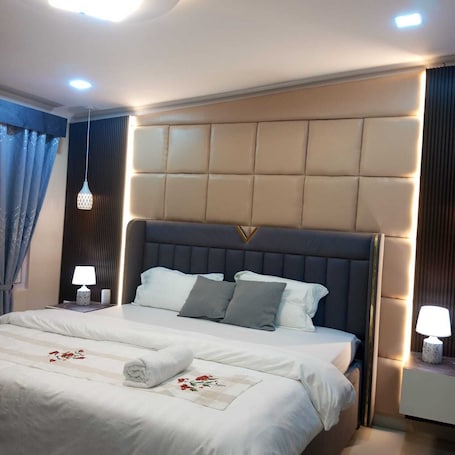 3 bedrooms, desk, iron/ironing board, free WiFi. Omnia Luxe Villa