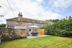 Outdoor dining - North Cottage - North East Escapes (Newbrough)