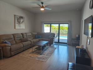 Smart TV, books - 3-bedroom villa in lovely Cape Coral with privet pool on salt water canal (Cape Coral)