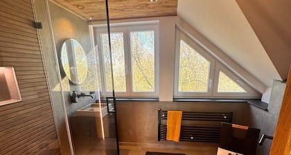 Apartment 'Design Dachgeschoss' mit Gemeinschaftsgarten und WLAN