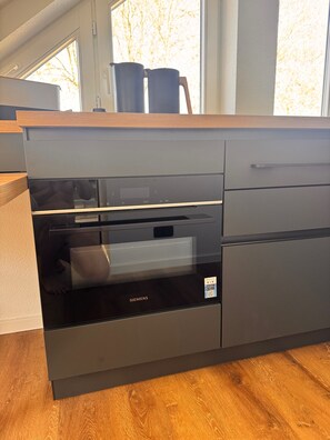 Een koelkast, een microgolfoven, een oven, een kookplaat