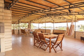 Ferienhaus, 6 Schlafzimmer, Raucher, eigener Pool | Speisen im Freien