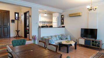 House, 6 Bedrooms, Smoking, Private Pool | Living room