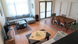 Una sala de estar con sofá, mesa de centro, comedor y sillas.