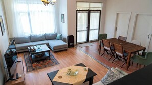 House, 6 Bedrooms, Smoking, Private Pool | Living room | Books