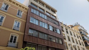 Un edificio a più piani con una facciata moderna, ampie finestre e balconi.