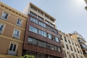 Ein mehrstöckiges Gebäude mit moderner Fassade, großen Fenstern und Balkonen.