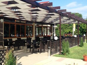 Outdoor dining - Hostel Stefania (Costinești)