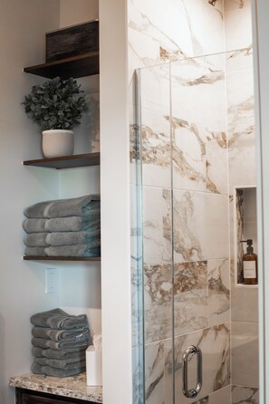 Shower, hair dryer, towels, soap - Heritage Hill-New 4Bed/2Bath for Groups, Families, Lake Recreation & Hunters (Sisseton)