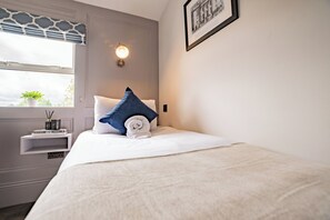 1 bedroom, iron/ironing board, travel crib, free WiFi - Modern Suite| WiFi, TV & Comfort| First Floor (Dublin)