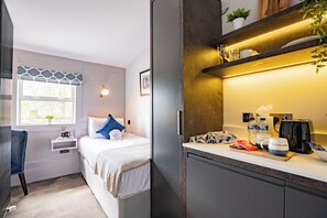 1 bedroom, iron/ironing board, travel crib, free WiFi - Modern Suite| WiFi, TV & Comfort| First Floor (Dublin)