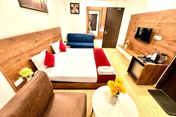 Superior Room, City View | Meja, ruang kerja komputer riba, Wi-fi percuma