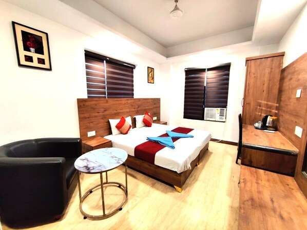 Chambre Confort double, vue sur la ville | Bureau, espace de travail pour ordinateurs portables