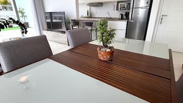 Kühlschrank, Mikrowelle, Ofen, Kochgeschirr/Geschirr/Besteck