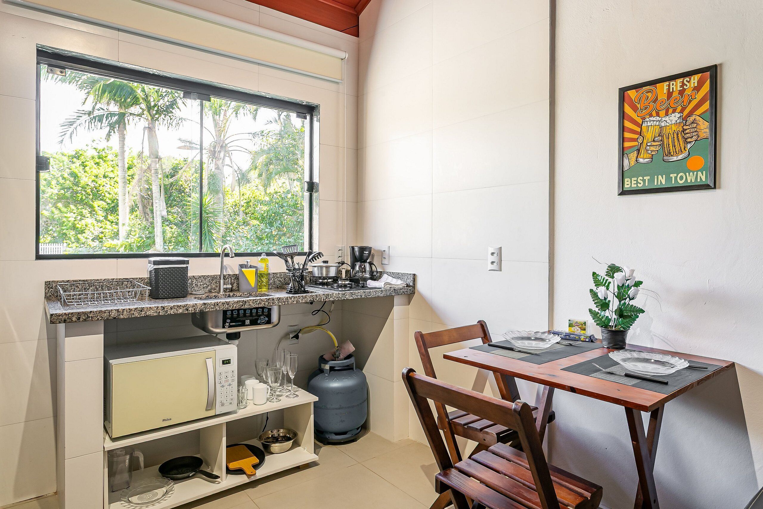 Refrigerador, microondas, utensilios de cocina