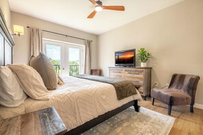 3 Schlafzimmer, Schreibtisch, Bügeleisen/Bügelbrett, Reisekinderbett