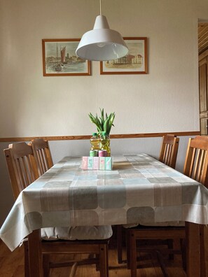Dining - Cozy vacation apartment with large garden in a quiet location - close to the Baltic Sea. (Kröpelin)
