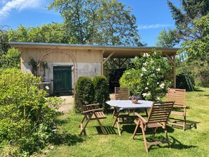 Outdoor dining - Cozy vacation apartment with large garden in a quiet location - close to the Baltic Sea. (Kröpelin)