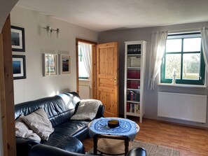 Living area - Cozy vacation apartment with large garden in a quiet location - close to the Baltic Sea. (Kröpelin)