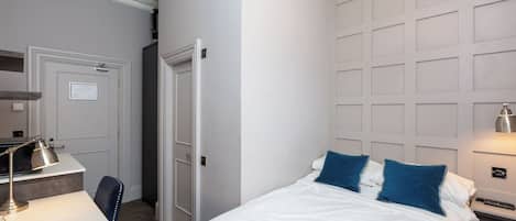 1 habitación, tabla de planchar con plancha y cuna de viaje