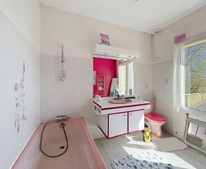 Bathroom - Charming house, Isle district, 4 bedrooms, walking distance to beaches and town center (Saint-Cast-le-Guildo)
