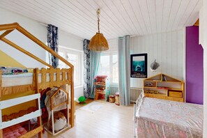 Room - Charming house, Isle district, 4 bedrooms, walking distance to beaches and town center (Saint-Cast-le-Guildo)