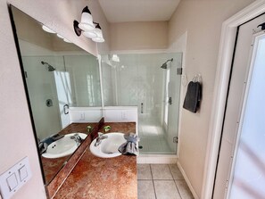 Hair dryer, towels - Grand Luxury Grove 4BR Home Near Disney (Four Corners)