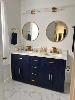 Shower, towels, soap, toilet paper - Maison Privé- Signature Coastal Suite • Curated Stay Near Beach (Sarasota)